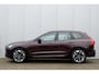 Volvo XC60 2.0 T6 Plug-in hybrid AWD Ultra Dark | Stoelverwarming | Electrische wegklapbare trekhaak | Head-Up Display | Adaptive Cruise Control | 360° Parkeercamera | Parkeersensoren voor + achter | Premium Audio by Harman Kardon