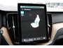 Volvo XC60 2.0 T6 Plug-in hybrid AWD Ultra Dark | Stoelverwarming | Electrische wegklapbare trekhaak | Head-Up Display | Adaptive Cruise Control | 360° Parkeercamera | Parkeersensoren voor + achter | Premium Audio by Harman Kardon