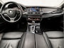 BMW 5-Serie Touring 528i Sport 245Pk Automaat (GROOT NAVI, LEDER, SCHERMEN ACHTERIN, MEMORY SEATS, CAMERA, COMFORTSTOELEN, GETINT GLAS, LED, NIEUWSTAAT)