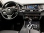 BMW 5-Serie Touring 528i Sport 245Pk Automaat (GROOT NAVI, LEDER, SCHERMEN ACHTERIN, MEMORY SEATS, CAMERA, COMFORTSTOELEN, GETINT GLAS, LED, NIEUWSTAAT)