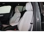 Volvo EX40 Plus Black Edition 70 kWh - Panorama/schuifdak - IntelliSafe Assist & Surround - Harman/Kardon audio - Parkeercamera achter - Verwarmde voorstoelen & stuur - Parkeersensoren voor & achter - Elektr. bedienb. voorstoelen met geheugen links - Draadloze tel. lader - Warmtepomp - Extra getint glas - 20' LMV
