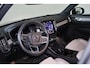Volvo EX40 Plus Black Edition 70 kWh - Panorama/schuifdak - IntelliSafe Assist & Surround - Harman/Kardon audio - Parkeercamera achter - Verwarmde voorstoelen & stuur - Parkeersensoren voor & achter - Elektr. bedienb. voorstoelen met geheugen links - Draadloze tel. lader - Warmtepomp - Extra getint glas - 20' LMV