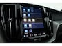 Volvo XC60 2.0 T6 Plug-in hybrid AWD Ultra Black Edition | Trekhaak | Head-up | Pano-dak | 360 camera | H&K Audio | Stoel+ stuurverw. | Sportstoelen |
