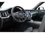 Volvo XC60 2.0 T6 Plug-in hybrid AWD Ultra Black Edition | Trekhaak | Head-up | Pano-dak | 360 camera | H&K Audio | Stoel+ stuurverw. | Sportstoelen |