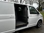 Volkswagen Transporter 2.0 TDI L2H1 150 PK AUTOMAAT! Trekhaak, 3-zits, voorruitverwarming, APPLE carplay, parkeersensoren