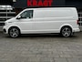 Volkswagen Transporter 2.0 TDI L2H1 150 PK AUTOMAAT! Trekhaak, 3-zits, voorruitverwarming, APPLE carplay, parkeersensoren