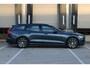 Volvo V60 T6 Plug-in hybrid AWD Plus Dark | Rondomzicht Camera| Semi Electrische trekhaak| Electronic Climate Control | Adaptieve Cruise Control | Parkeersensoren | Rijstrooksensor Met Correctie | Navigatiesysteem | Verwarmbare Voorstoelen | Verwarmbaar Stuurwiel | Keyless Entry |