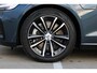Volvo V60 T6 Plug-in hybrid AWD Plus Dark | Rondomzicht Camera| Semi Electrische trekhaak| Electronic Climate Control | Adaptieve Cruise Control | Parkeersensoren | Rijstrooksensor Met Correctie | Navigatiesysteem | Verwarmbare Voorstoelen | Verwarmbaar Stuurwiel | Keyless Entry |