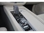 Volvo XC60 B5 Momentum Exclusive - Panorama/schuifdak - IntelliSafe Assist & Surround - 360º Camera - Harman/Kardon audio - Verwarmde voorstoelen & stuur - Parkeersensoren voor & achter - Head up display - 19' LMV