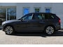 Volvo XC90 T8 automaat Recharge AWD Ultimate Dark | Panoramadak | Head-up display | Keyless entry | Elek. bed. stoelen voorstoelen met geheugen | Luchtvering | Semi elek. trekhaak | 360 graden camera | Dealer-onderhouden | Verwarmbare voorstoelen en achterbank | Verwarmbaar stuurwiel | Bowers & Wilkins audio | Apple carplay | Adaptive cruise control | 7-zits |