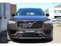 Volvo XC90 T8 automaat Recharge AWD Ultimate Dark | Panoramadak | Head-up display | Keyless entry | Elek. bed. stoelen voorstoelen met geheugen | Luchtvering | Semi elek. trekhaak | 360 graden camera | Dealer-onderhouden | Verwarmbare voorstoelen en achterbank | Verwarmbaar stuurwiel | Bowers & Wilkins audio | Apple carplay | Adaptive cruise control | 7-zits |