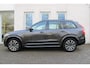 Volvo XC90 2.0 T8 Recharge AWD Ultimate Dark | Panoramadak | Head-up display | Keyless entry | Elek. bed. stoelen voorstoelen met geheugen | Luchtvering | Semi elek. trekhaak | 360 graden camera | Dealer-onderhouden | Verwarmbare voorstoelen en achterbank | Verwarmbaar stuurwiel | Bowers & Wilkins audio | Apple carplay | Adaptive cruise control | 7-zits |