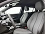 Peugeot e-2008 EV Allure 50 kWh 136pk Automaat | 3 Fase | Navigatie | Climate Control | Adaptieve Cruise Control | Camera Voor + Achter | Dodehoekdetectie | 17"LMV | LED | Apple Carplay/Android Auto |