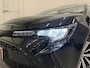 Toyota Corolla Touring Sports 1.8 Hybrid Business Plus LED/TREKHAAK/VIRTUAL/SPORTSTOELEN H.LEER/ACC/CAMERA/CARPLAY/KEYLESS/17"/PRIVACY/STOELVERWARMING/ORIG. NL AUTO/NIGHT SKY BLACK METALLIC