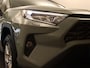 Toyota RAV4 2.5 Hybrid Dynamic - CLIMATE CONTROL - LEDEREN BEKLEDING - ELEKTRISCHE VERSTELLING BESTUURDERSSTOEL - PARKEERSENSOREN VOOR/ ACHTER - 4 SEIZOENEN BANDEN - ELEKTRISCHE ACHTERKLEP - CAMERA - STOELVERWARMING - STUURVERWARMING - VOORRUITVERWARMING- APPLE CARPLAY/ ANDROID AUTO -