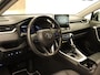 Toyota RAV4 2.5 Hybrid Dynamic - CLIMATE CONTROL - LEDEREN BEKLEDING - ELEKTRISCHE VERSTELLING BESTUURDERSSTOEL - PARKEERSENSOREN VOOR/ ACHTER - 4 SEIZOENEN BANDEN - ELEKTRISCHE ACHTERKLEP - CAMERA - STOELVERWARMING - STUURVERWARMING - VOORRUITVERWARMING- APPLE CARPLAY/ ANDROID AUTO -