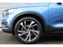 Volvo XC40 2.0 T4 R-Design | Kunstlederen/Alcantara Bekleding | Lichtmetalen Velgen 20" | R-Design Exterieur | Keyless Entry/Start | Cruise Control Adaptief | Dodehoekdetectie Met Correctie | LED Koplampen | 4-Spaaks Geperforeerd Lederen Sportstuurwiel