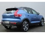 Volvo XC40 2.0 T4 R-Design | Kunstlederen/Alcantara Bekleding | Lichtmetalen Velgen 20" | R-Design Exterieur | Keyless Entry/Start | Cruise Control Adaptief | Dodehoekdetectie Met Correctie | LED Koplampen | 4-Spaaks Geperforeerd Lederen Sportstuurwiel