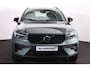 Volvo XC40 B4 Plus Dark - IntelliSafe Assist & Surround - Parkeercamera achter - Harman/Kardon audio - Verwarmde voorstoelen & stuur - Parkeersensoren voor & achter - Elektr. bedienb. voorstoelen met geheugen links - Draadloze tel. lader - Elektr. inklapbare trekhaak - 19' LMV