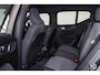 Volvo XC40 B4 Plus Dark - IntelliSafe Assist & Surround - Parkeercamera achter - Harman/Kardon audio - Verwarmde voorstoelen & stuur - Parkeersensoren voor & achter - Elektr. bedienb. voorstoelen met geheugen links - Draadloze tel. lader - Elektr. inklapbare trekhaak - 19' LMV