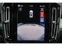 Volvo XC40 B4 Plus Dark - IntelliSafe Assist & Surround - Parkeercamera achter - Harman/Kardon audio - Verwarmde voorstoelen & stuur - Parkeersensoren voor & achter - Elektr. bedienb. voorstoelen met geheugen links - Draadloze tel. lader - Elektr. inklapbare trekhaak - 19' LMV