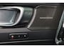 Volvo XC40 B4 Plus Dark - IntelliSafe Assist & Surround - Parkeercamera achter - Harman/Kardon audio - Verwarmde voorstoelen & stuur - Parkeersensoren voor & achter - Elektr. bedienb. voorstoelen met geheugen links - Draadloze tel. lader - Elektr. inklapbare trekhaak - 19' LMV