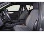 Volvo XC40 B4 Plus Dark - IntelliSafe Assist & Surround - Parkeercamera achter - Harman/Kardon audio - Verwarmde voorstoelen & stuur - Parkeersensoren voor & achter - Elektr. bedienb. voorstoelen met geheugen links - Draadloze tel. lader - Elektr. inklapbare trekhaak - 19' LMV
