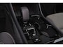 Volvo XC40 B4 Plus Dark - IntelliSafe Assist & Surround - Parkeercamera achter - Harman/Kardon audio - Verwarmde voorstoelen & stuur - Parkeersensoren voor & achter - Elektr. bedienb. voorstoelen met geheugen links - Draadloze tel. lader - Elektr. inklapbare trekhaak - 19' LMV