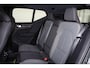 Volvo XC40 B4 Plus Dark - IntelliSafe Assist & Surround - Parkeercamera achter - Harman/Kardon audio - Verwarmde voorstoelen & stuur - Parkeersensoren voor & achter - Elektr. bedienb. voorstoelen met geheugen links - Draadloze tel. lader - Elektr. inklapbare trekhaak - 19' LMV