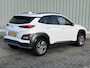 Hyundai Kona Electric EV Premium 64 kWh / NL Auto / 3 Fase AC-Lader / Lederen Bekleding / Dealer Onderhouden / Stoel- en Stuurverwarming / Stoelventilatie / Elektrisch Verstelbare Stoel / Navigatie / Camera /