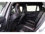 Volvo V60 T4 R-Design - Panorama/schuifdak - IntelliSafe Assist & Surround - Parkeercamera achter - Verwarmde voorstoelen, stuur & achterbank - Parkeersensoren voor & achter - Elektr. bedienb. bestuurdersstoel met geheugen - Standkachel - Elektr. inklapbare trekhaak - 19' LMV