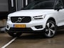 Volvo XC40 R-Design Expression 1.5 T4 Recharge 211pk Automaat SCHUIF-DAK | HARMAN/KARDON | ADAPT. CC | DODE HOEK | 360° CAM. | 19''LM