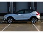 Volvo XC40 Recharge P8 AWD R-Design | Adaptieve Cruise Control | Pilot Assist | Harman/Kardon Audiosysteem | Dodehoekherkenning | Warmtepomp | 20" Lichtmetalen velgen | Stoelverwarming | Stuurwielverwarming