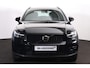 Volvo XC40 B4 Plus Dark - IntelliSafe Assist & Surround - Harman/Kardon audio - Verwarmde voorstoelen & stuur - Parkeersensoren voor & achter - Elektr. bedienb. voorstoelen met geheugen links - Draadloze tel. lader - Elektr. inklapbare trekhaak - 19' LMV