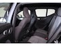 Volvo XC40 B4 Plus Dark - IntelliSafe Assist & Surround - Harman/Kardon audio - Verwarmde voorstoelen & stuur - Parkeersensoren voor & achter - Elektr. bedienb. voorstoelen met geheugen links - Draadloze tel. lader - Elektr. inklapbare trekhaak - 19' LMV
