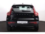 Volvo XC40 B4 Plus Dark - IntelliSafe Assist & Surround - Harman/Kardon audio - Verwarmde voorstoelen & stuur - Parkeersensoren voor & achter - Elektr. bedienb. voorstoelen met geheugen links - Draadloze tel. lader - Elektr. inklapbare trekhaak - 19' LMV