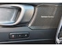 Volvo XC40 B4 Plus Dark - IntelliSafe Assist & Surround - Harman/Kardon audio - Verwarmde voorstoelen & stuur - Parkeersensoren voor & achter - Elektr. bedienb. voorstoelen met geheugen links - Draadloze tel. lader - Elektr. inklapbare trekhaak - 19' LMV
