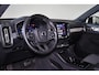 Volvo XC40 B4 Plus Dark - IntelliSafe Assist & Surround - Harman/Kardon audio - Verwarmde voorstoelen & stuur - Parkeersensoren voor & achter - Elektr. bedienb. voorstoelen met geheugen links - Draadloze tel. lader - Elektr. inklapbare trekhaak - 19' LMV