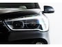 BMW X1 sDrive20i High Executive xLine - Panoramadak - Cruise control - Head up - Park Assistant - Sportstoelen - Elektrisch verwarmde voorstoelen - Getinte ruiten - Hifi - Stuurwielrand verwarmd - Armsteun voor -