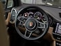 Porsche Cayenne 3.0 E-Hybrid | SPORTCHRONO | PASM LUCHTVERING | 1E EIGENAAR | NL GELEVERDE AUTO | PANORAMA/SCHUIF-KANTELDAK | BOSE AUDIO | 18-WEG STOELEN | TV SCHERMEN ACHTER | ADAPTIEVE CRUISE CONTROL | 21 INCH | SOFTCLOSE |