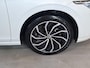 Volkswagen Golf 1.0 TSI Life | Panorama/schuifdak | 17" Ventura | afn Trekhaak |