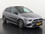 Mercedes-Benz B-klasse 180 AMG Line | Panoramadak | Camera | Trekhaak | 18" | Zondag Open!
