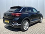 Volkswagen T-Roc 1.5 TSI Sport 150 pk Automaat Navigatie Camera Parkeersensoren Virtual Cockpit Apple Carplay Android Auto ACC Adaptieve Cruise Control DAB Donkere Hemelbekleding Extra Getint Glas 18 Inch Velgen NL Auto