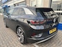 Volkswagen ID.4 First Max 77 kWh / 92 % SOH/ AUTOMAAT/ PANO/ TREKHAAK/ ELEK.KLEP/ MEMORY SEAT/ PARK.SENSOR.V+A/ 360 CAMERA/ STUUR+STOEL VERWARM./ KEYLESS/ DODE HOEK/ HEAD-UP/ ACC/ APP-CONNECT/ DAB/ NAVI/ LED/ ISOFIX/ 20'' LM