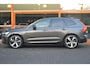 Volvo XC60 T8 Hybride AWD Plus Dark | Luchtvering | Head-Up | Panoramadak | 360° Camera | Trekhaak | Stoel + Stuur Verwarmd |