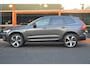 Volvo XC60 T8 Hybride AWD Plus Dark | Luchtvering | Head-Up | Panoramadak | 360° Camera | Trekhaak | Stoel + Stuur Verwarmd |