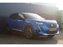 Peugeot e-2008 EV GT Pack 50 kWh | Incl. 12 maanden garantie | Voorstoelen verwarmd | Cruise control | Panorama dak | Airco | Navigatie | Dodehoekdetectie | DAB | Lichtmetalen velgen | Achteruitrijcamera | Parkeersensoren | Climate control | Zwarte hemelbekleding