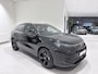 Volkswagen T-Roc 1.5 eTsi R-Line First Edition 150 PK Automaat | Black Style | Trekhaak | 20" Lichtmetalen velgen | IQ Lights | Harman Kardon geluidssysteem | 306 Camera | Achterklep elektrisch | Stoelverwarming | Apple Carplay | Navigatie | Android Auto | Adaptieve demping |