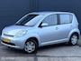 Daihatsu Sirion 2 1.3-16V Comfort 5 deurs - AIRCO - EL. RAMEN + SPIEGELS - CPV - STUURBEKRACHTIGING - 2E EIGENAAR - NAP - NL AUTO - APK T/M 16-01-2027 -