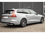 Volvo V60 T6 Plug-in hybrid AWD Plus Dark | Panoramadak | Verwarmbare Voorstoelen (met geheugen), Stuurwiel en Achterbank | Semi-Elektrische Trekhaak | Verwarmbare Voorruit | Premium Audio by Harman Kardon | 360-Camera